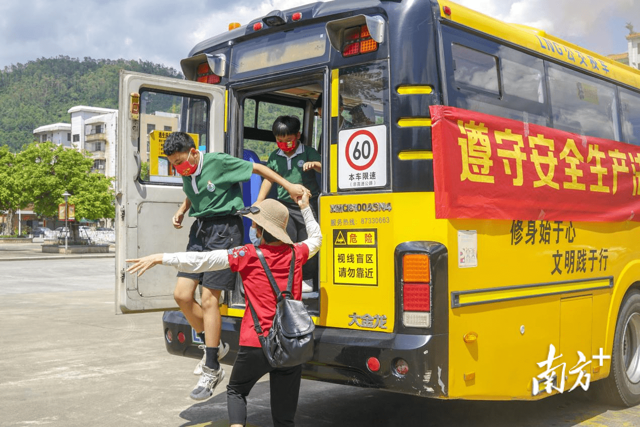 安全童行!中山公交開展專用校車應急處置綜合演練 安全童行!中山公交開展專用校車應急處置綜合演練