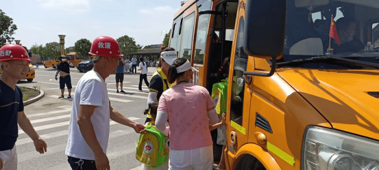 澧縣校車公司強化“安全生產月”開展救援演練活動 澧縣校車公司強化“安全生產月”開展救援演練活動