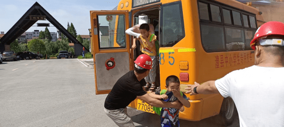 澧縣校車公司強化“安全生產月”開展救援演練活動 澧縣校車公司強化“安全生產月”開展救援演練活動