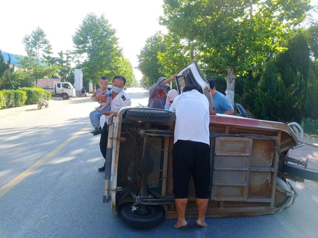 三輪車不慎側翻 平度校車駕照人員暖心救援 三輪車不慎側翻 平度校車駕照人員暖心救援
