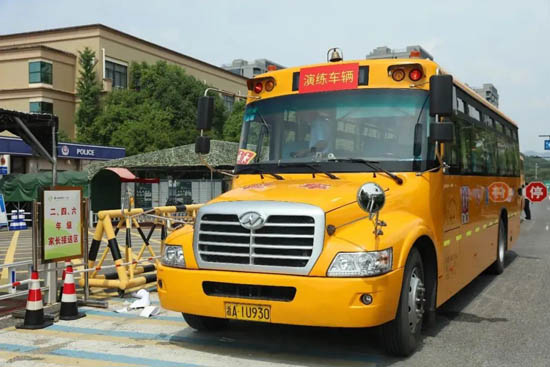 蕭山浦陽鎮中心小學開展校車突發情況應急疏散演練/ 蕭山浦陽鎮中心小學開展校車突發情況應急疏散演練