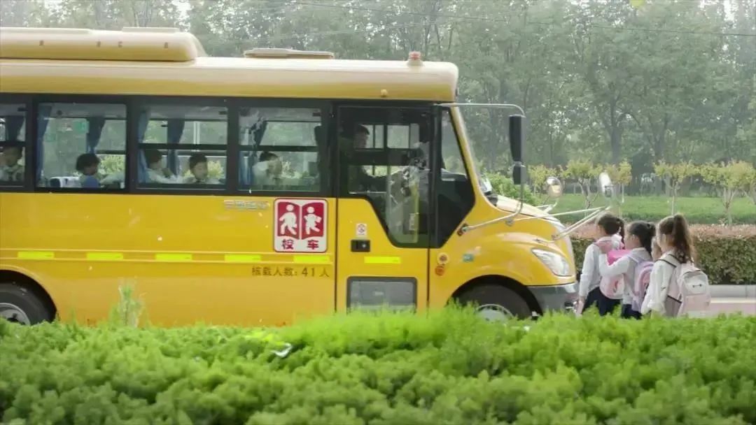 夏季高溫,宇通校車(chē)三招助力學(xué)生輕松上學(xué) 圖片