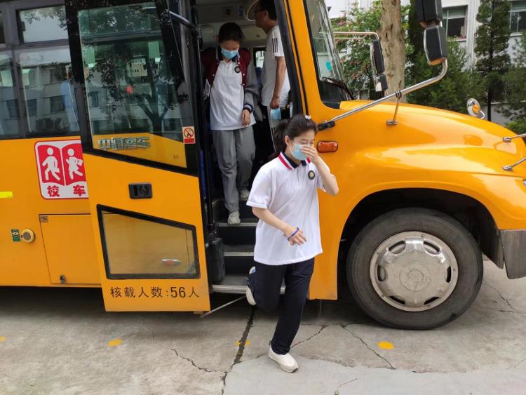 桓臺縣唐山鎮中學開展校車事故應急疏散演練