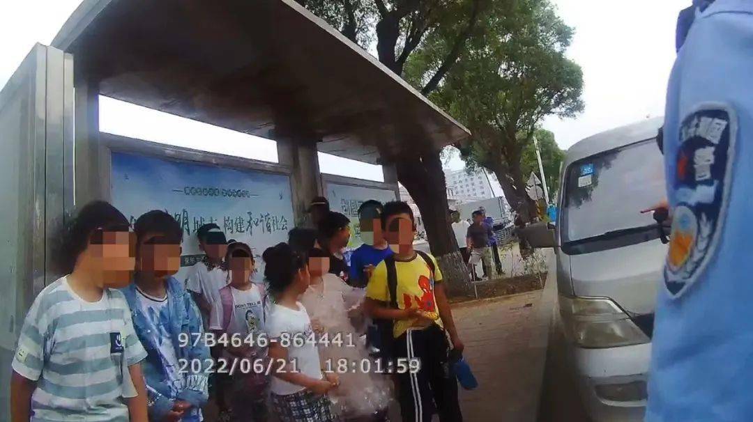 朝陽又現“黑校車” 8座面包車塞了15個孩子