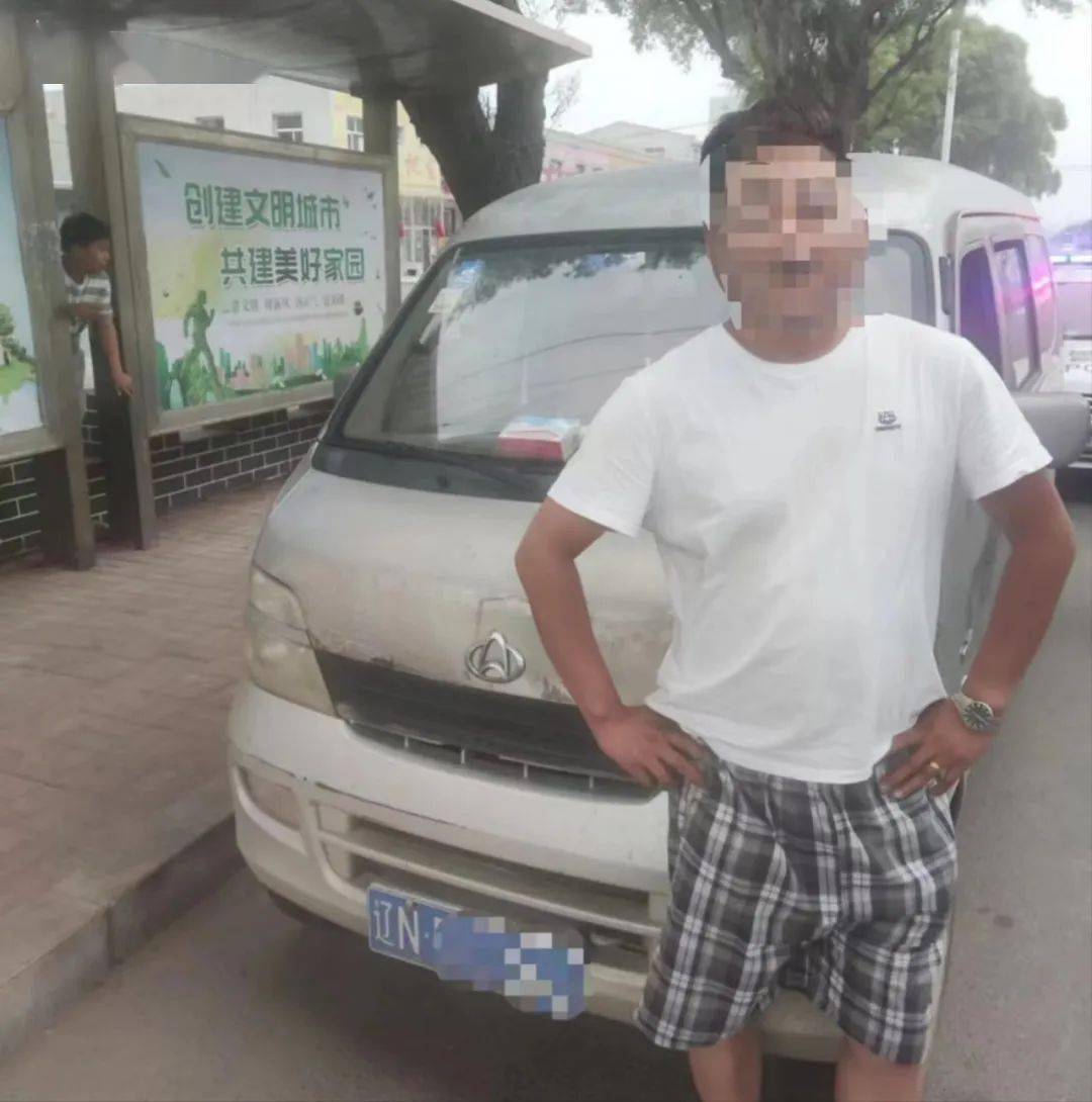 朝陽又現“黑校車” 8座面包車塞了15個孩子