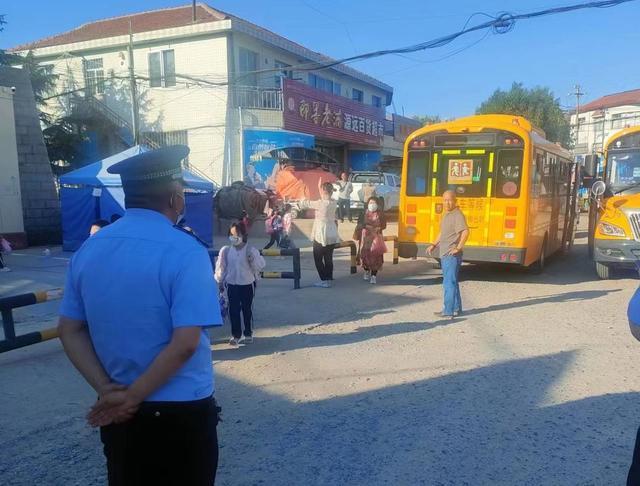 棲霞市唐家泊鎮開展校車安全大檢查