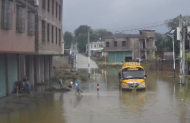 校車涉水“罷工”，司機蹚水把十余個孩子背到安全位置