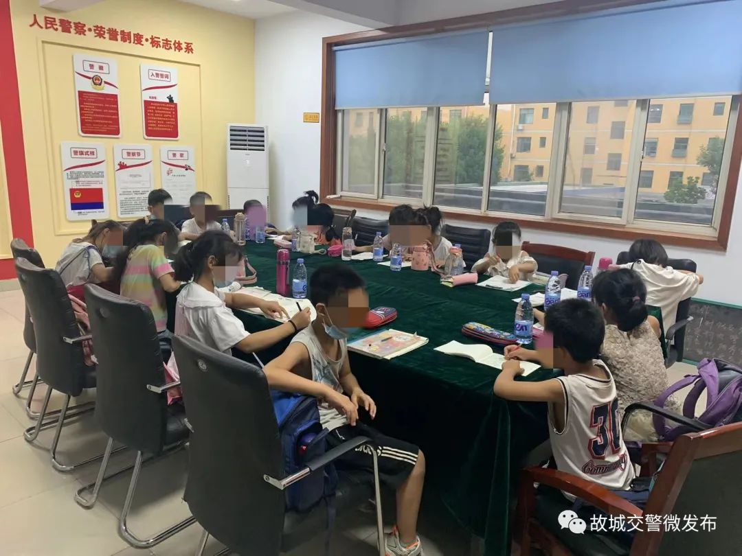 “黑校車”擠了16個學生，司機、老板被刑事立案偵查 | 夏季整治百日行動