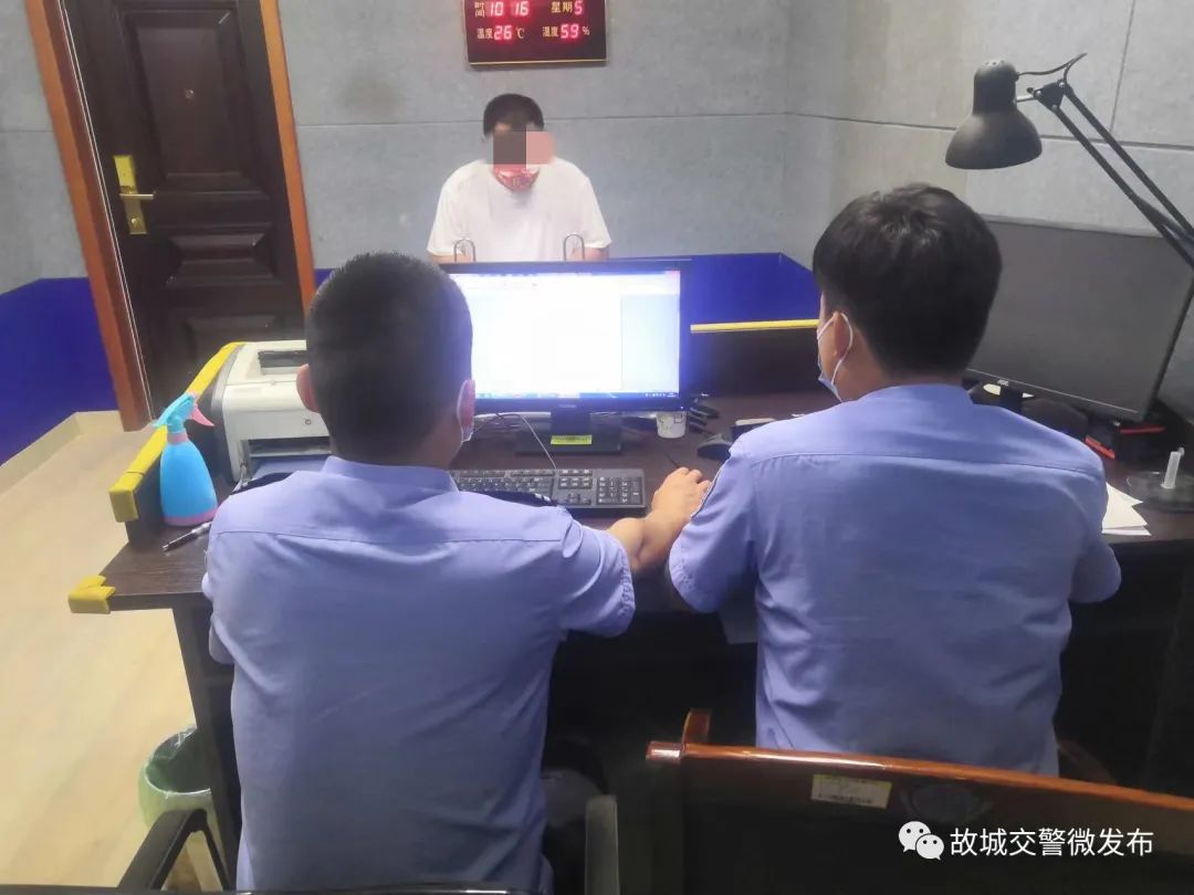 “黑校車”擠了16個學生，司機、老板被刑事立案偵查 | 夏季整治百日行動