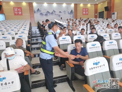 宜春交警舉辦校車司機(jī)安全管理培訓(xùn)班/ 宜春交警舉辦校車司機(jī)安全管理培訓(xùn)班