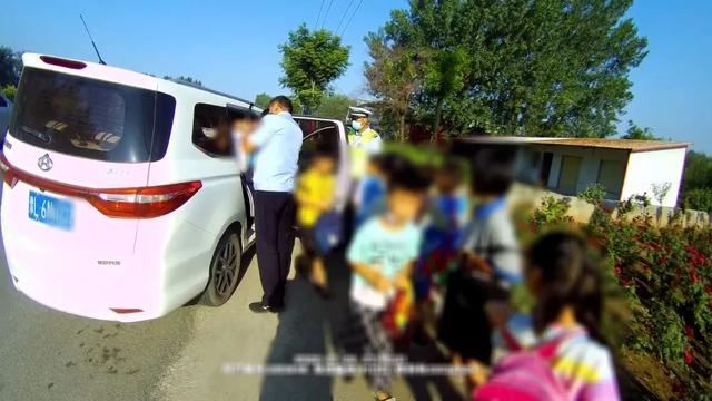 夏季整治百日行動丨“黑校車”超員上路,舞陽交警嚴查嚴懲,絕不姑息! 夏季整治百日行動丨“黑校車”超員上路,舞陽交警嚴查嚴懲,絕不姑息!