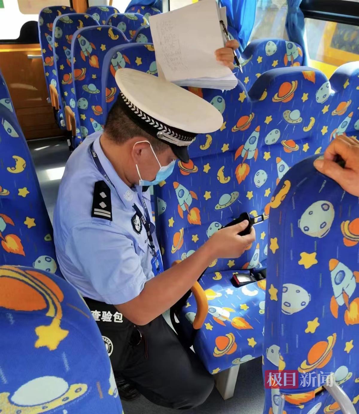 開學季校車“大體檢”，赤壁交警為學生安全護航