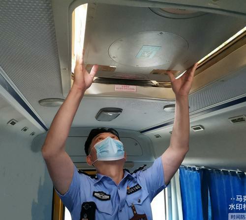 鄭州交警檢查校車 平安迎接開學(xué)季 鄭州交警檢查校車 平安迎接開學(xué)季