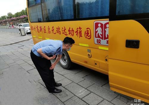 鄭州交警檢查校車 平安迎接開學(xué)季 鄭州交警檢查校車 平安迎接開學(xué)季