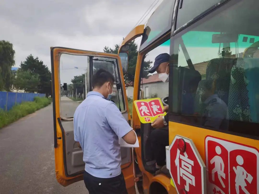 護航開學季 | 經開大隊開展校車安全大檢查