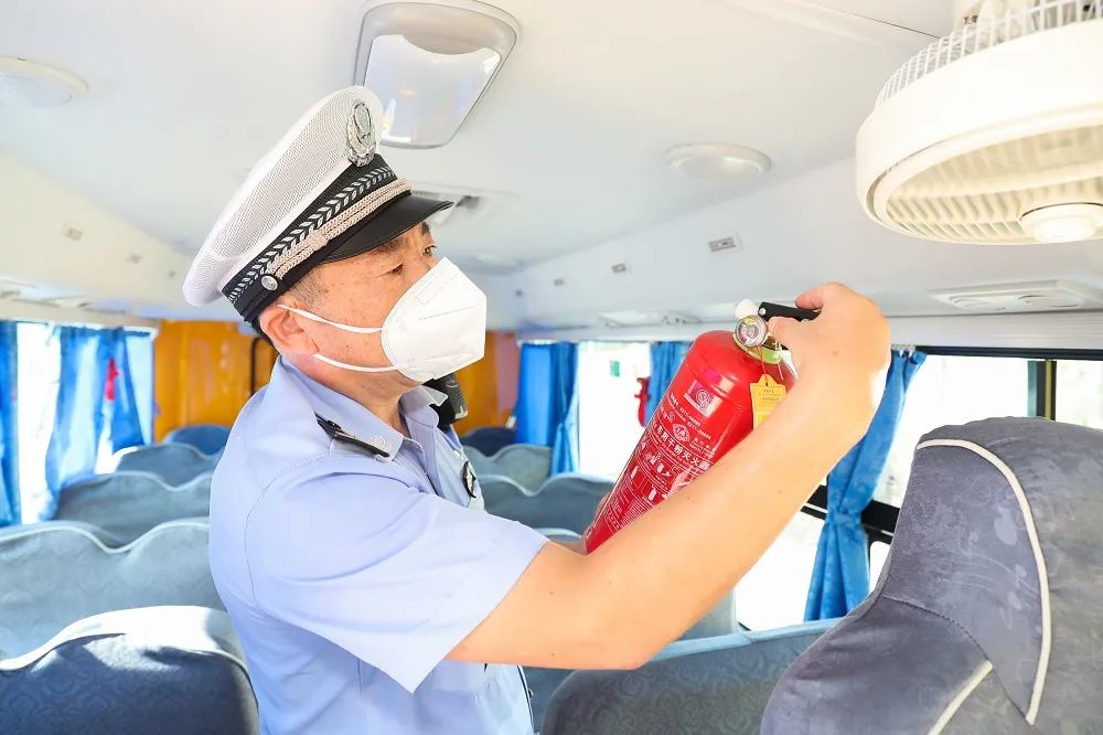 周邊道路“微改造”、校車校舍“做體檢”,松江警方全面護(hù)航“開學(xué)季” 周邊道路“微改造”、校車校舍“做體檢”,松江警方全面護(hù)航“開學(xué)季”