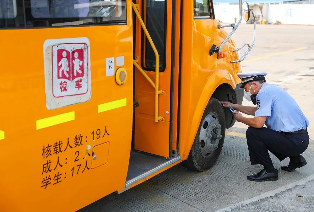 周邊道路“微改造”、校車校舍“做體檢”,松江警方全面護(hù)航“開學(xué)季” 周邊道路“微改造”、校車校舍“做體檢”,松江警方全面護(hù)航“開學(xué)季”