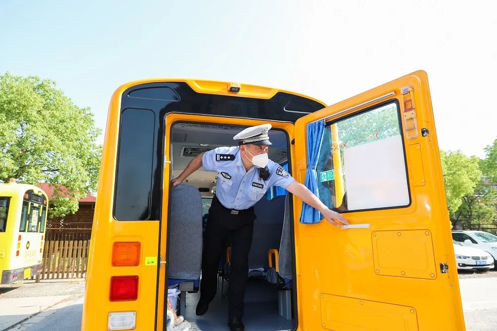 周邊道路“微改造”、校車校舍“做體檢”,松江警方全面護(hù)航“開學(xué)季” 周邊道路“微改造”、校車校舍“做體檢”,松江警方全面護(hù)航“開學(xué)季”