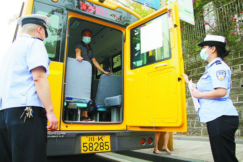 內江:市中區開展校車安全大檢查 內江:市中區開展校車安全大檢查