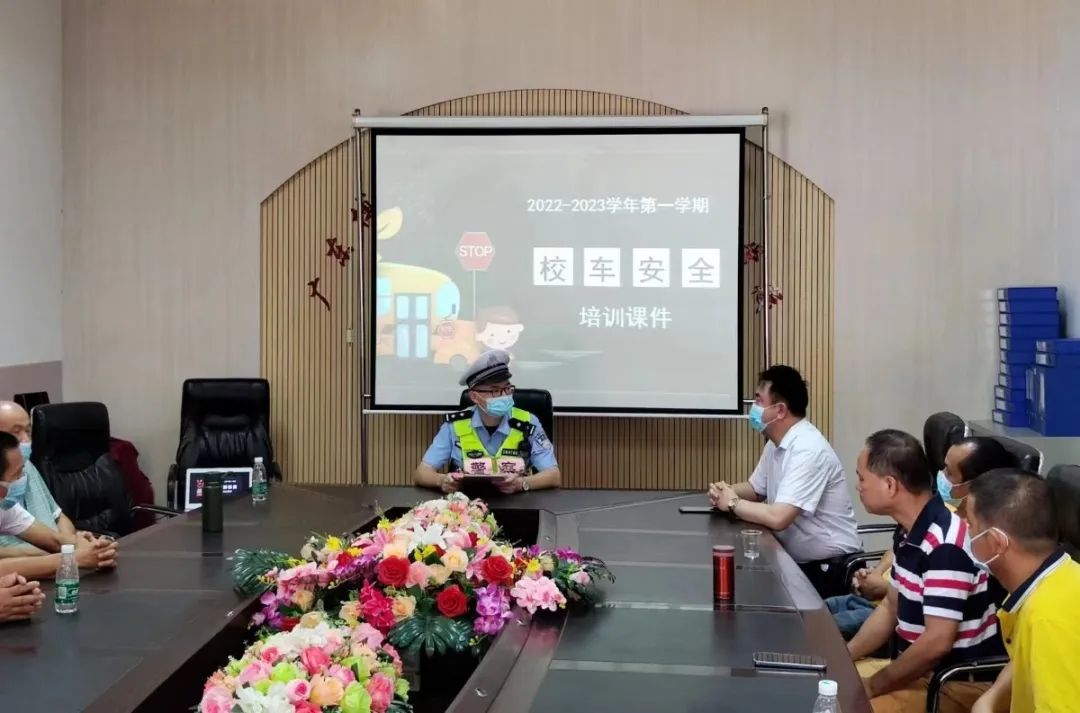 佛山交警為校車“體檢”迎開學! 佛山交警為校車“體檢”迎開學!