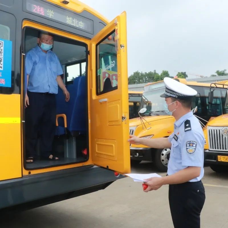 佛山交警為校車“體檢”迎開學! 佛山交警為校車“體檢”迎開學!