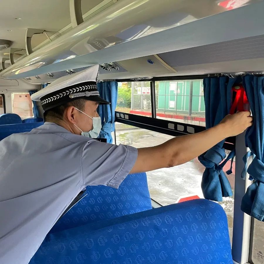 佛山交警為校車“體檢”迎開學! 佛山交警為校車“體檢”迎開學!