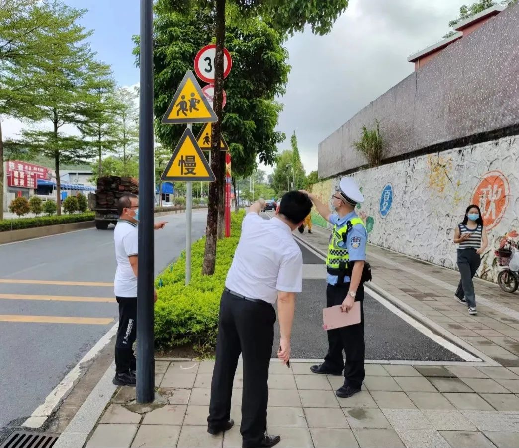 佛山交警為校車“體檢”迎開學! 佛山交警為校車“體檢”迎開學!