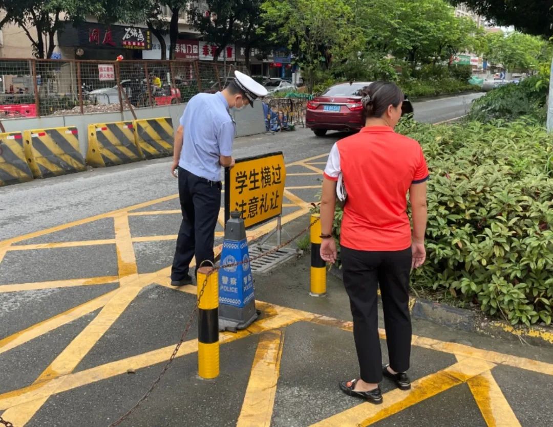 佛山交警為校車“體檢”迎開學! 佛山交警為校車“體檢”迎開學!