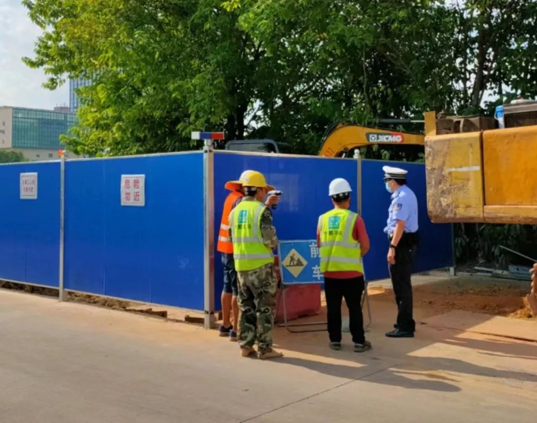 佛山交警為校車“體檢”迎開學! 佛山交警為校車“體檢”迎開學!