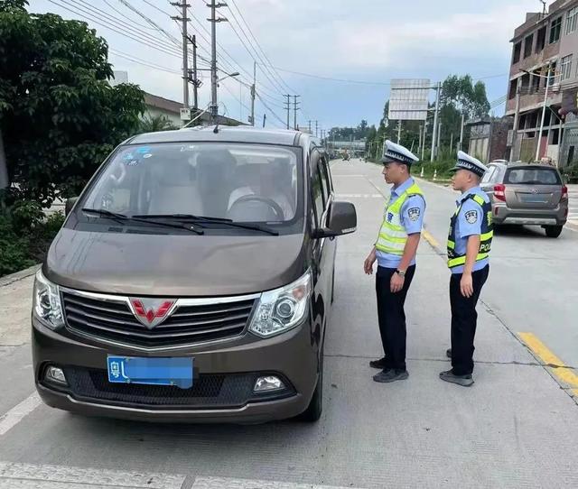 「百日行動·打擊」饒平一嚴重超員“黑校車”駕駛員被依法立案偵查! 【百日行動·打擊】饒平一嚴重超員“黑校車”駕駛員被依法立案偵查!