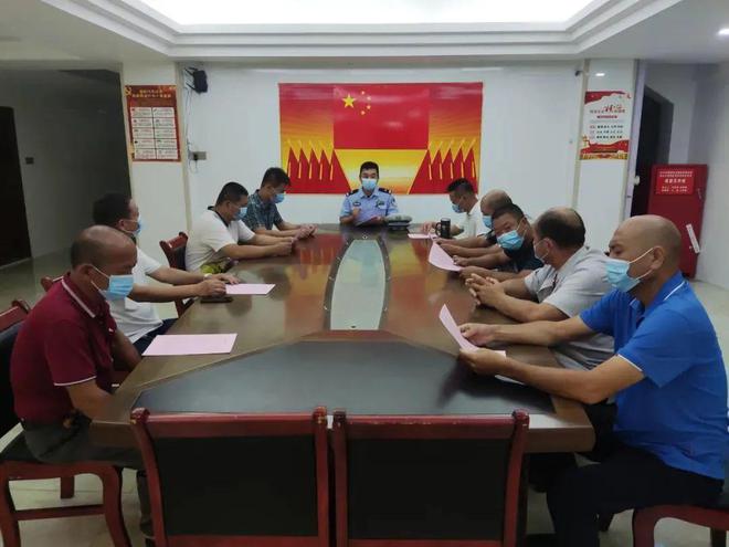 百日行動(dòng)|潮南公安:開(kāi)展校車(chē)安全檢查和校車(chē)司機(jī)安全宣傳教育活動(dòng) 百日行動(dòng)|潮南公安:開(kāi)展校車(chē)安全檢查和校車(chē)司機(jī)安全宣傳教育活動(dòng)