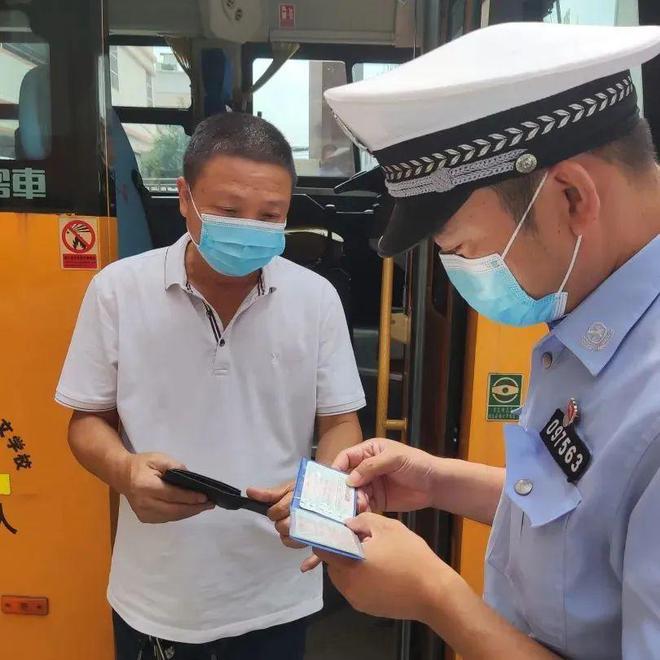 百日行動(dòng)|潮南公安:開(kāi)展校車(chē)安全檢查和校車(chē)司機(jī)安全宣傳教育活動(dòng) 百日行動(dòng)|潮南公安:開(kāi)展校車(chē)安全檢查和校車(chē)司機(jī)安全宣傳教育活動(dòng)