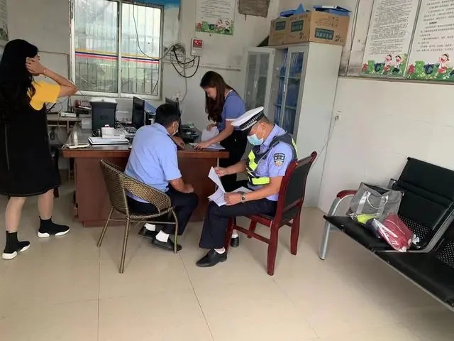 碧江交警進(jìn)轄區(qū)幼兒園開展校車安全大檢查/ 碧江交警進(jìn)轄區(qū)幼兒園開展校車安全大檢查