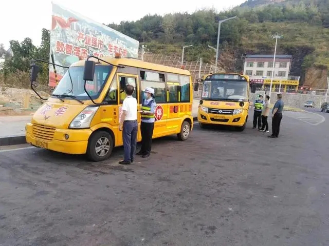 碧江交警進(jìn)轄區(qū)幼兒園開展校車安全大檢查/ 碧江交警進(jìn)轄區(qū)幼兒園開展校車安全大檢查