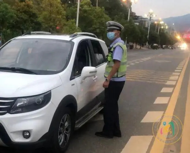 福建街頭這輛“黑校車”，栽了！