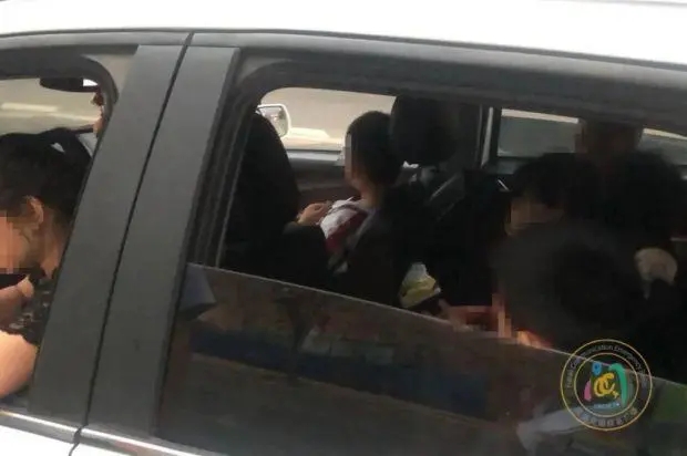 福建街頭這輛“黑校車”，栽了！