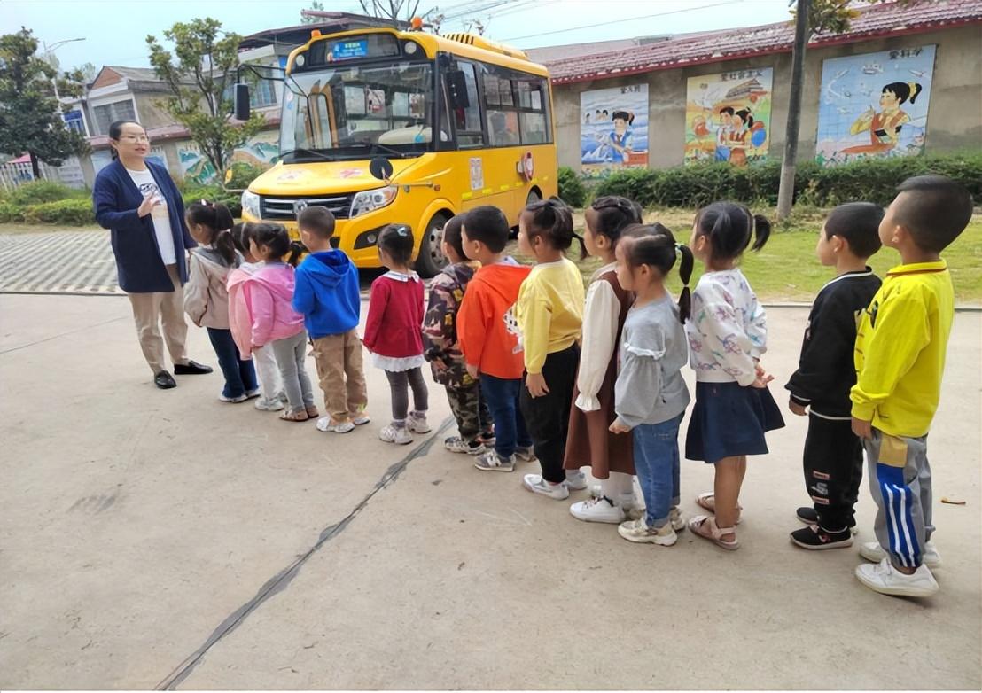 校車安全伴我行——安康鄉(xiāng)中心幼兒園校車安全應(yīng)急逃生演練活動 校車安全伴我行——安康鄉(xiāng)中心幼兒園校車安全應(yīng)急逃生演練活動