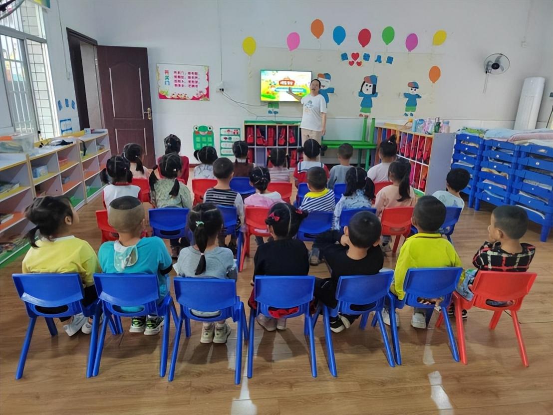 校車安全伴我行——安康鄉(xiāng)中心幼兒園校車安全應(yīng)急逃生演練活動 校車安全伴我行——安康鄉(xiāng)中心幼兒園校車安全應(yīng)急逃生演練活動