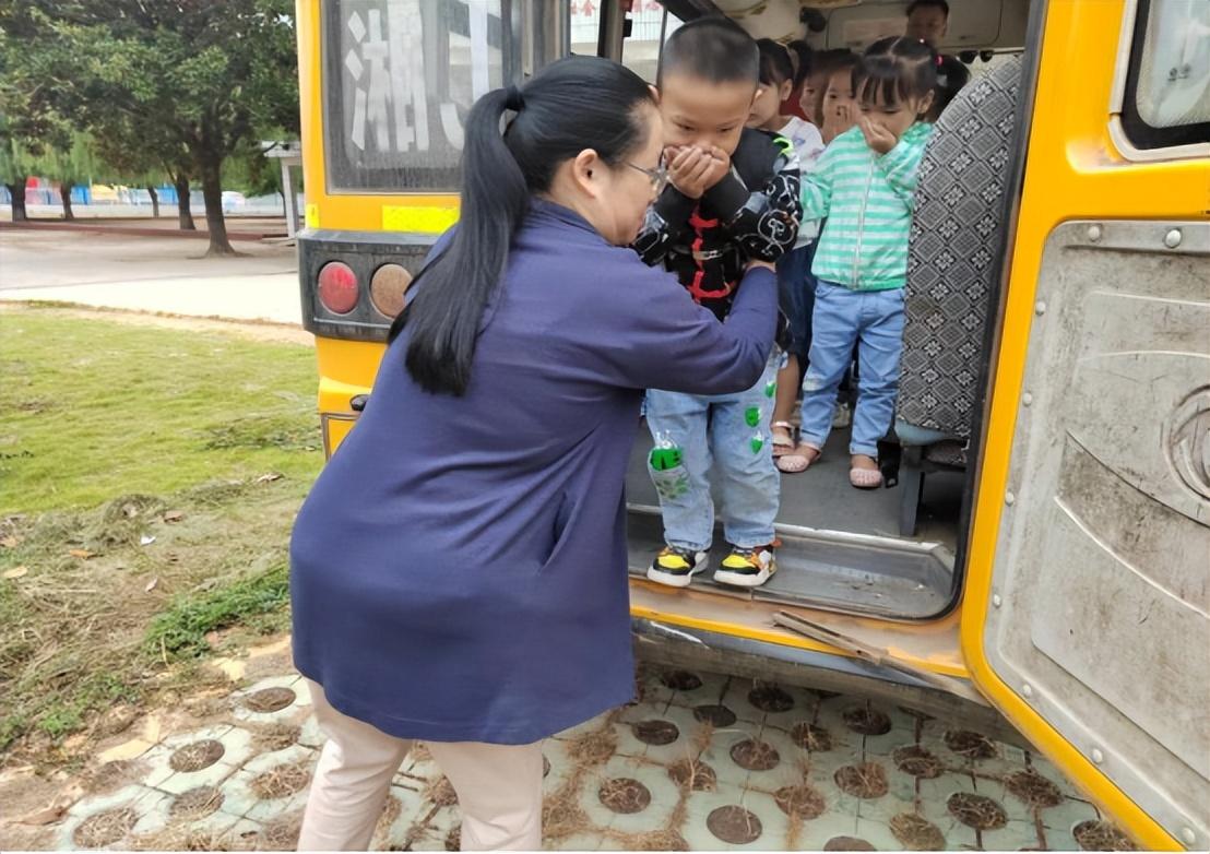 校車安全伴我行——安康鄉(xiāng)中心幼兒園校車安全應(yīng)急逃生演練活動 校車安全伴我行——安康鄉(xiāng)中心幼兒園校車安全應(yīng)急逃生演練活動
