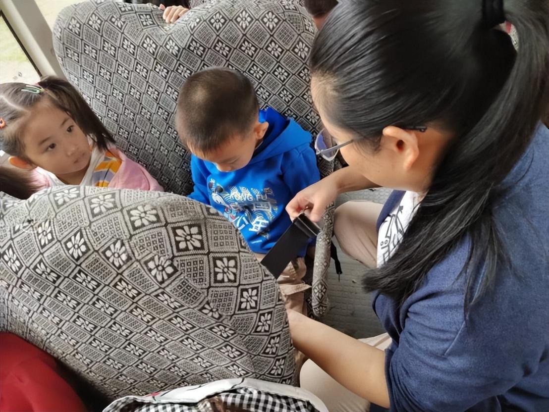 校車安全伴我行——安康鄉(xiāng)中心幼兒園校車安全應(yīng)急逃生演練活動 校車安全伴我行——安康鄉(xiāng)中心幼兒園校車安全應(yīng)急逃生演練活動