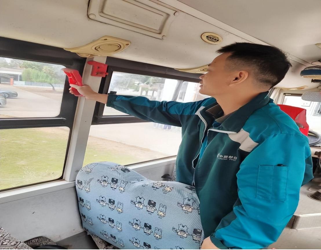 校車安全伴我行——安康鄉(xiāng)中心幼兒園校車安全應(yīng)急逃生演練活動 校車安全伴我行——安康鄉(xiāng)中心幼兒園校車安全應(yīng)急逃生演練活動