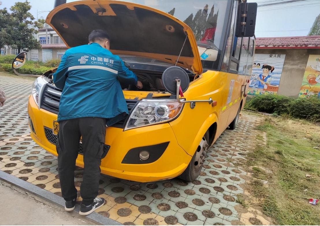 校車安全伴我行——安康鄉(xiāng)中心幼兒園校車安全應(yīng)急逃生演練活動 校車安全伴我行——安康鄉(xiāng)中心幼兒園校車安全應(yīng)急逃生演練活動