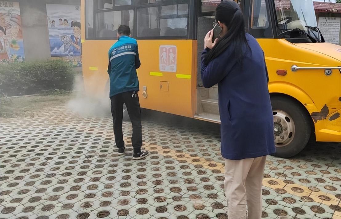 校車安全伴我行——安康鄉(xiāng)中心幼兒園校車安全應(yīng)急逃生演練活動 校車安全伴我行——安康鄉(xiāng)中心幼兒園校車安全應(yīng)急逃生演練活動