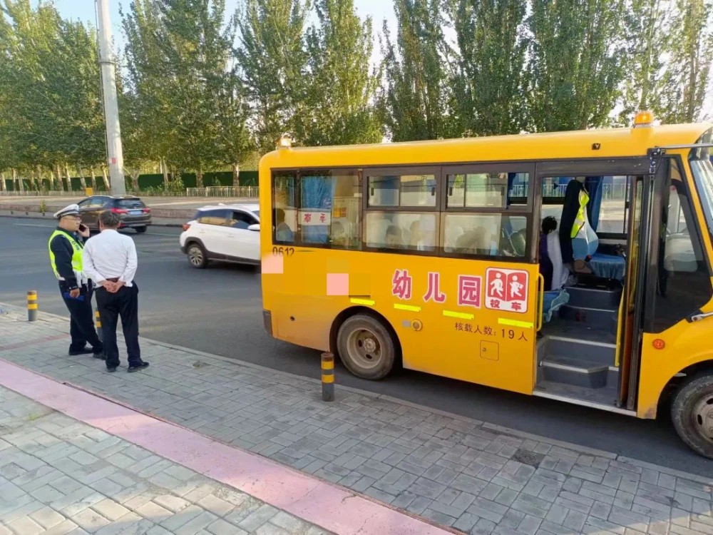 “無資質”校車超員 交警“零容忍” “無資質”校車超員 交警“零容忍”