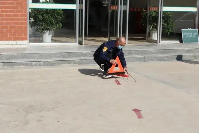 以練為戰 防患未然|棲霞交警開展校車安全演練活動 以練為戰 防患未然|棲霞交警開展校車安全演練活動