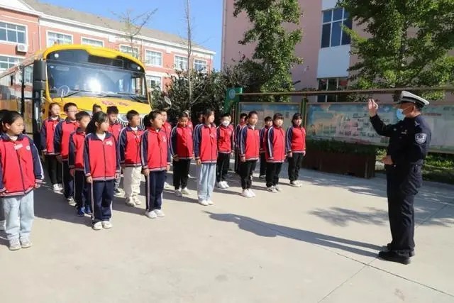 以練為戰 防患未然|棲霞交警開展校車安全演練活動 以練為戰 防患未然|棲霞交警開展校車安全演練活動