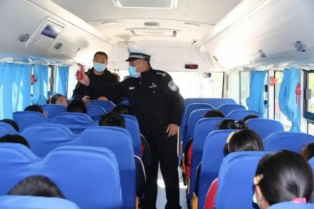 以練為戰 防患未然|棲霞交警開展校車安全演練活動 以練為戰 防患未然|棲霞交警開展校車安全演練活動