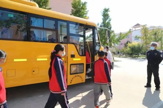 以練為戰 防患未然|棲霞交警開展校車安全演練活動 以練為戰 防患未然|棲霞交警開展校車安全演練活動