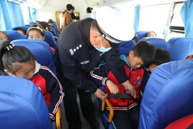 以練為戰 防患未然|棲霞交警開展校車安全演練活動 以練為戰 防患未然|棲霞交警開展校車安全演練活動