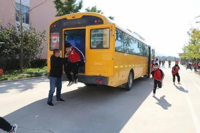 以練為戰 防患未然|棲霞交警開展校車安全演練活動 以練為戰 防患未然|棲霞交警開展校車安全演練活動
